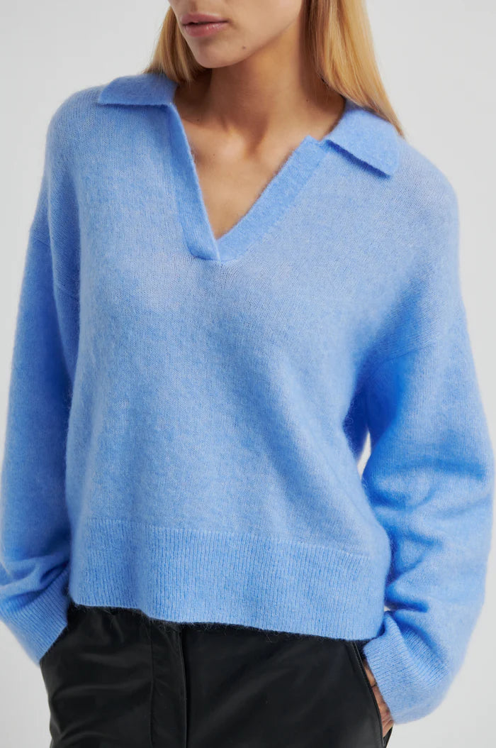 SECOND FEMALE | Pull 'Bruuk' | Bleu