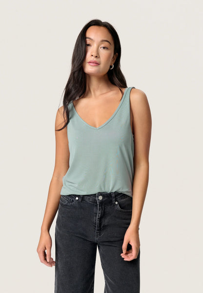 SOAKED IN LUXURY | Camisole "COLUMBINE" - Bleu