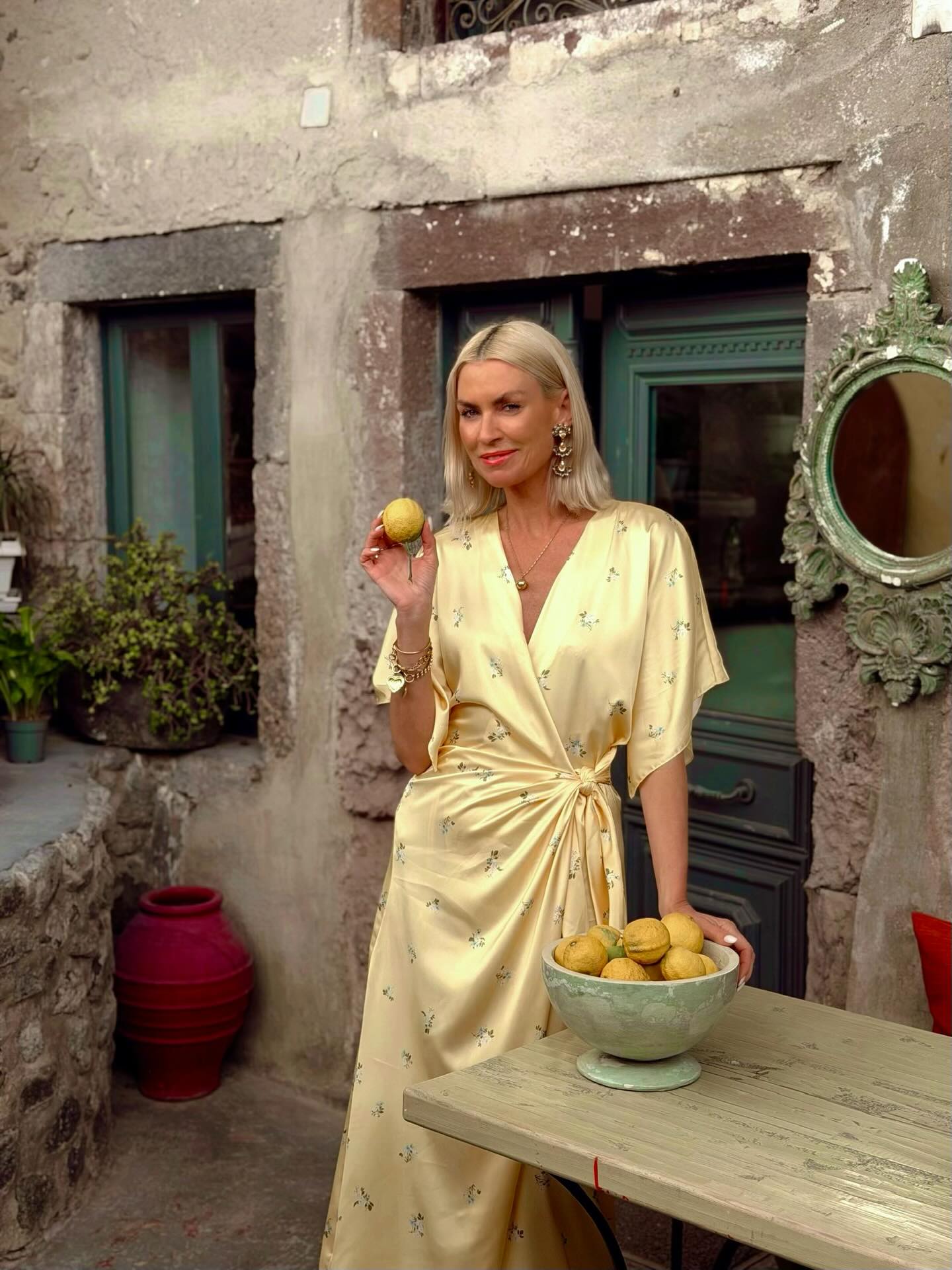 MISA | Robe midi croisée ''Hadassa'' - imprimé floral discret jaune beurre