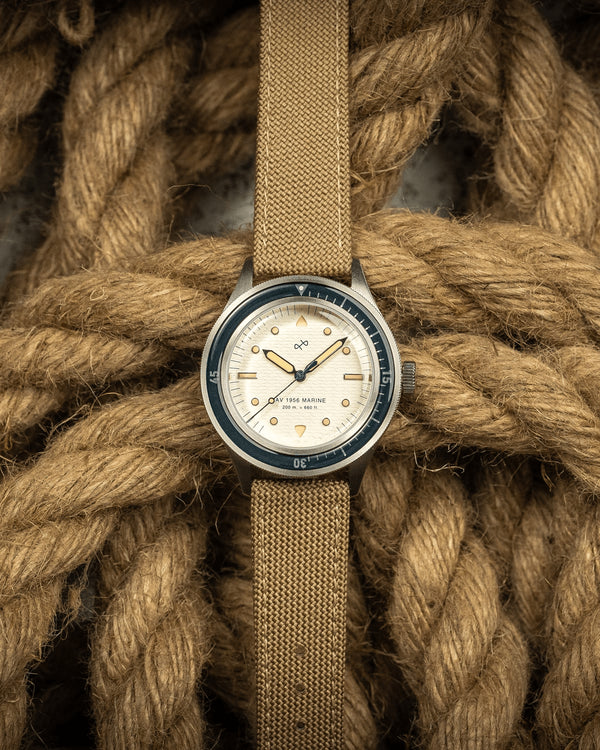 AV86 | Montre ''1956 Marine'' en acier de 41 mm | Bleu marine et blanc cassé