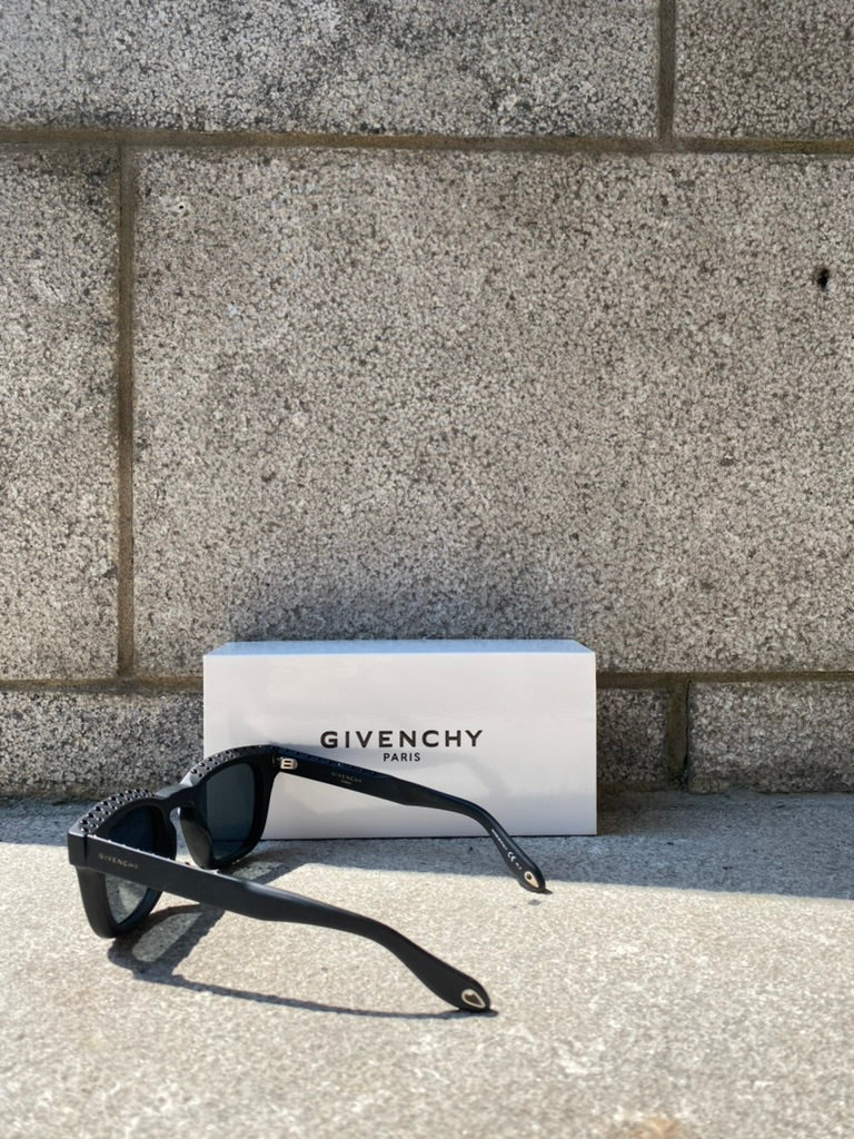 Givenchy  | Lunettes de soleil carrées cloutées- Noir mat