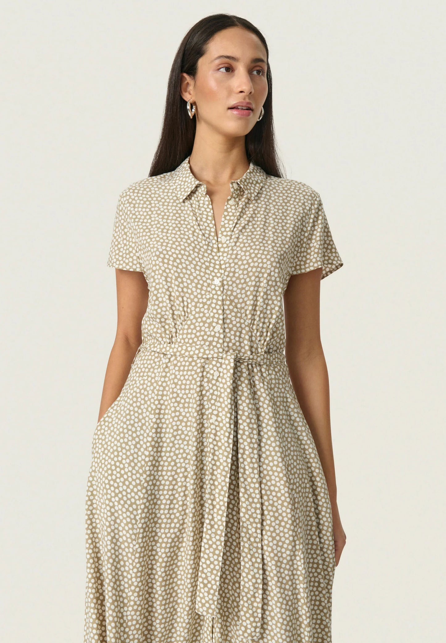 SOAKED IN LUXURY | Robe "ARJANA" - Kaki