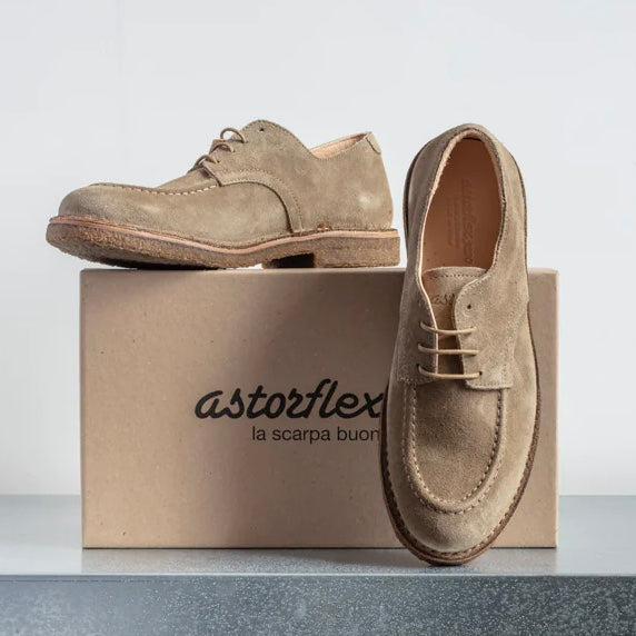 Astorflex | Chaussure derby en daim ''Carlflex'' - Écru
