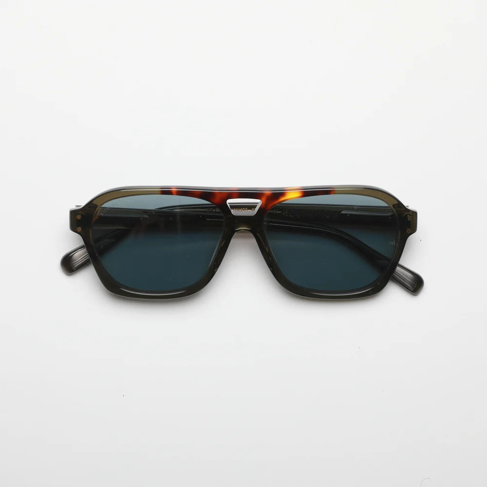 Steve McQueen Eyewear | Les lunettes de soleil ''BRUCE'' |  Monture kaki cristal et écaille avec barre frontale 120