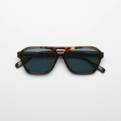 Steve McQueen Eyewear | Les lunettes de soleil ''BRUCE'' |  Monture kaki cristal et écaille avec barre frontale 120
