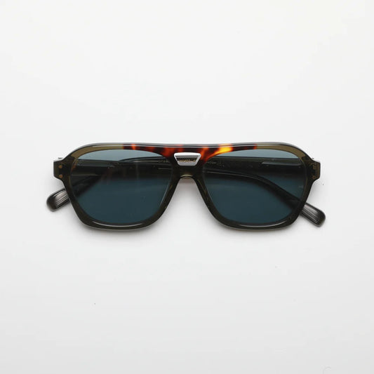 Steve McQueen Eyewear | Les lunettes de soleil ''BRUCE'' |  Monture kaki cristal et écaille avec barre frontale 120