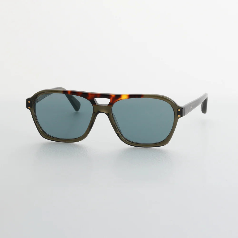 Steve McQueen Eyewear | Les lunettes de soleil ''BRUCE'' |  Monture kaki cristal et écaille avec barre frontale 120