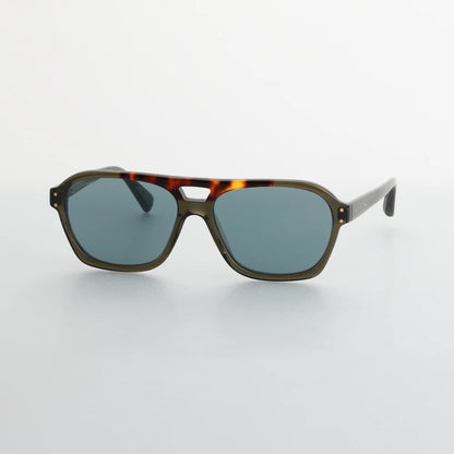 Steve McQueen Eyewear | Les lunettes de soleil ''BRUCE'' |  Monture kaki cristal et écaille avec barre frontale 120