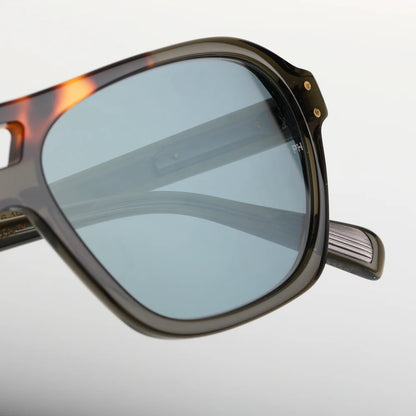 Steve McQueen Eyewear | Les lunettes de soleil ''BRUCE'' |  Monture kaki cristal et écaille avec barre frontale 120