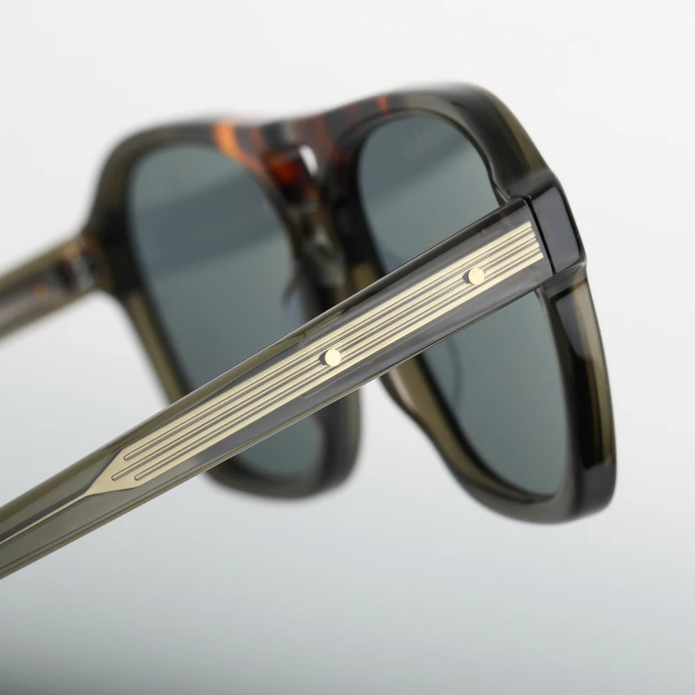 Steve McQueen Eyewear | Les lunettes de soleil ''BRUCE'' |  Monture kaki cristal et écaille avec barre frontale 120