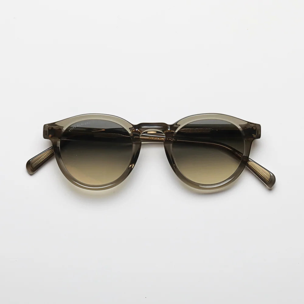 Steve McQueen Eyewear | Les lunettes de soleil ''BUD''  | Crystal Gris Khaki 131