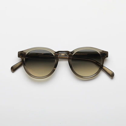 Steve McQueen Eyewear | Les lunettes de soleil ''BUD''  | Crystal Gris Khaki 131