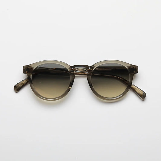 Steve McQueen Eyewear | Les lunettes de soleil ''BUD''  | Crystal Gris Khaki 131