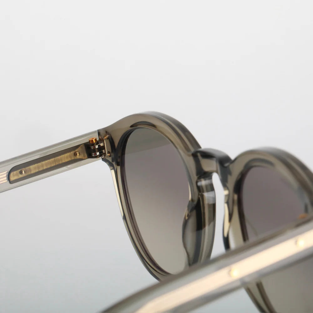 Steve McQueen Eyewear | Les lunettes de soleil ''BUD''  | Crystal Gris Khaki 131
