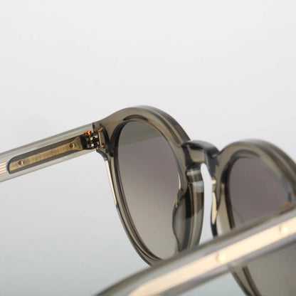 Steve McQueen Eyewear | Les lunettes de soleil ''BUD''  | Crystal Gris Khaki 131