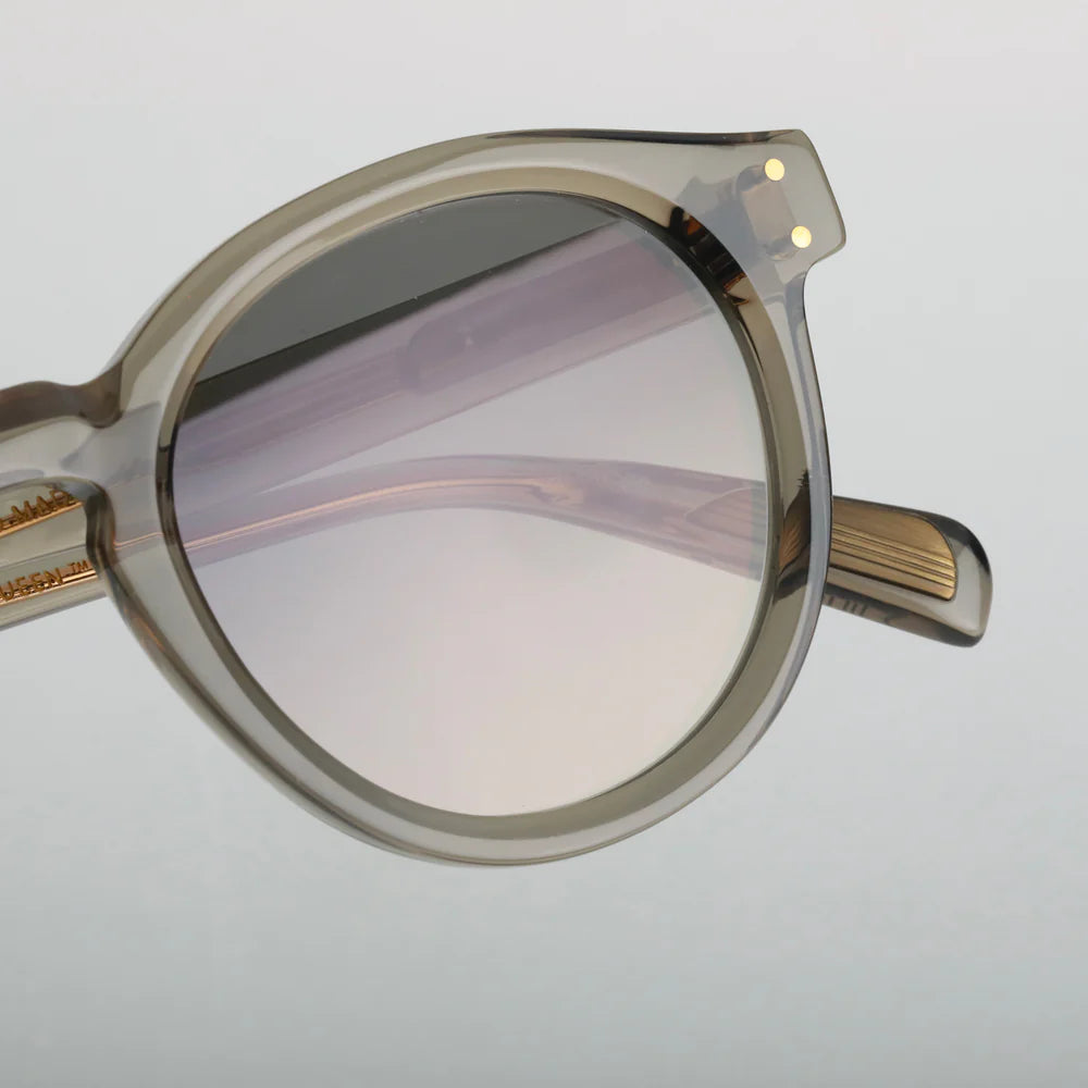 Steve McQueen Eyewear | Les lunettes de soleil ''BUD''  | Crystal Gris Khaki 131