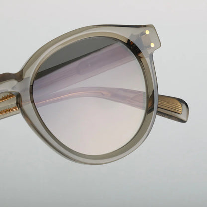 Steve McQueen Eyewear | Les lunettes de soleil ''BUD''  | Crystal Gris Khaki 131