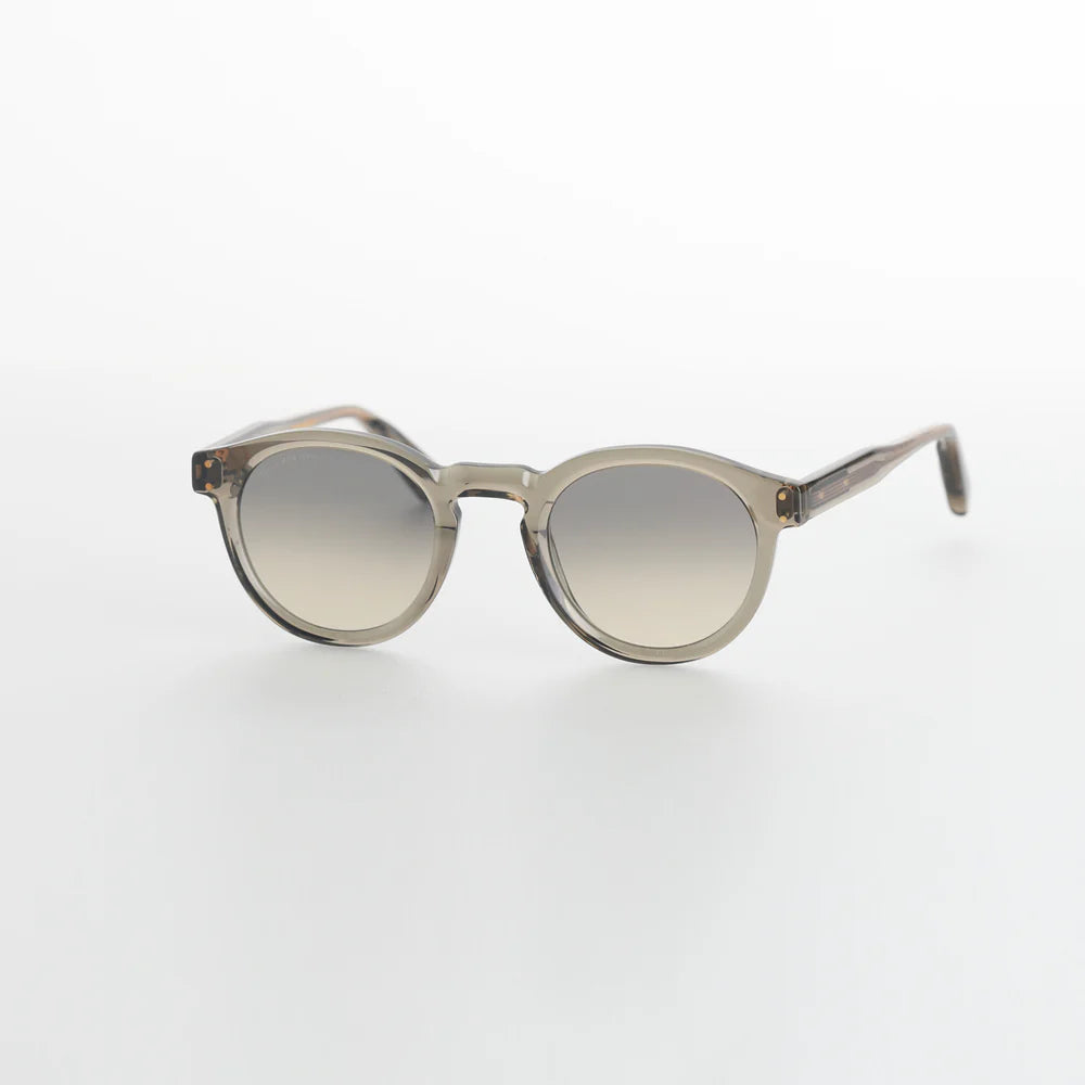 Steve McQueen Eyewear | Les lunettes de soleil ''BUD''  | Crystal Gris Khaki 131