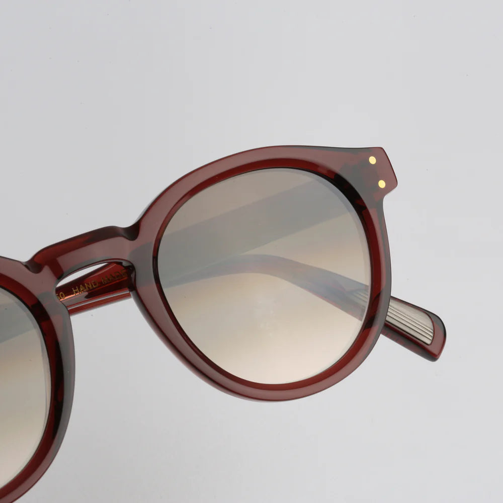 Steve McQueen Eyewear | Les lunettes de soleil ''BUD''  | Cristal rouge-brun 156