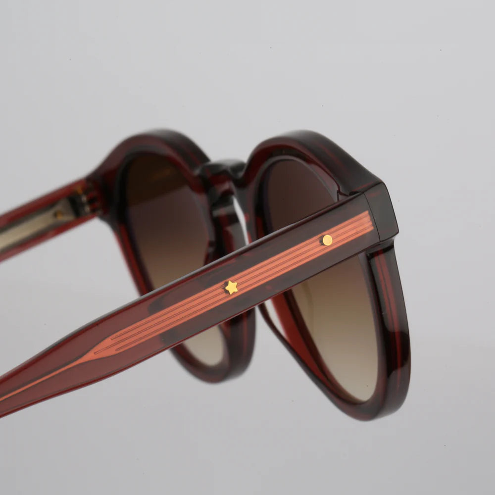 Steve McQueen Eyewear | Les lunettes de soleil ''BUD''  | Cristal rouge-brun 156