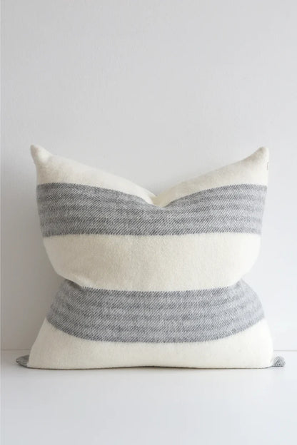 Linen Way | Oreiller en laine Brooklyn  - blanc cassé et gris
