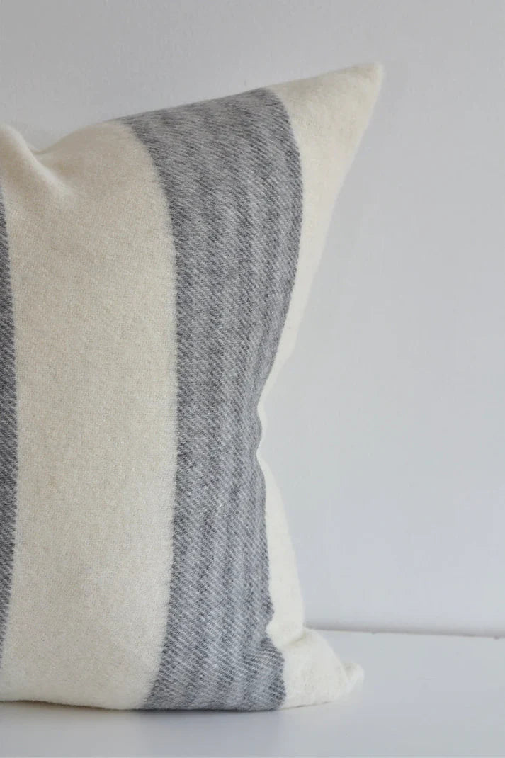 Linen Way | Oreiller en laine Brooklyn  - blanc cassé et gris