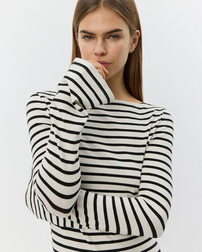 SOFIE SCHNOOR |  T-shirt "CECE" à manches longues et encolure bateau- Blanc cassé/ noir
