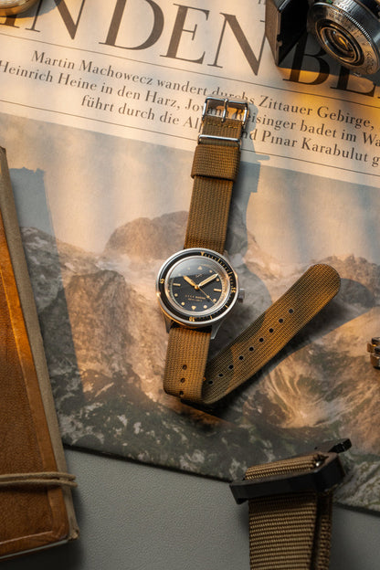 AV86 | Montre en acier ''1956 Marine'' 41 mm | Acier/Noir doré