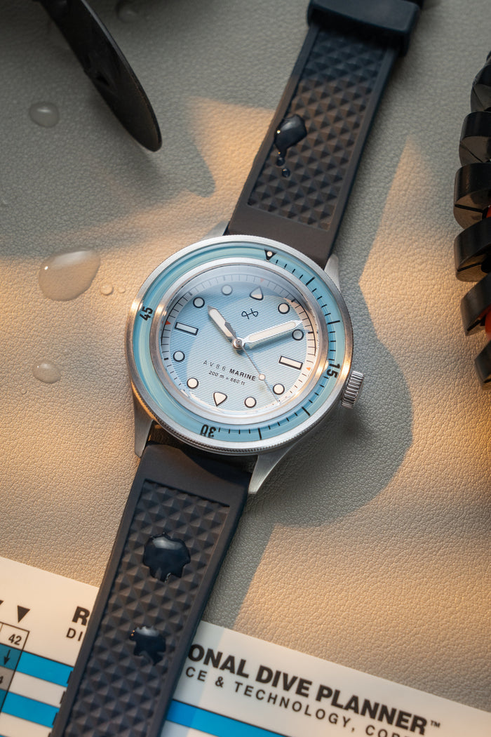 AV86 | Montre en acier ''1956 Marine'' 41 mm | Acier/Bleu clair