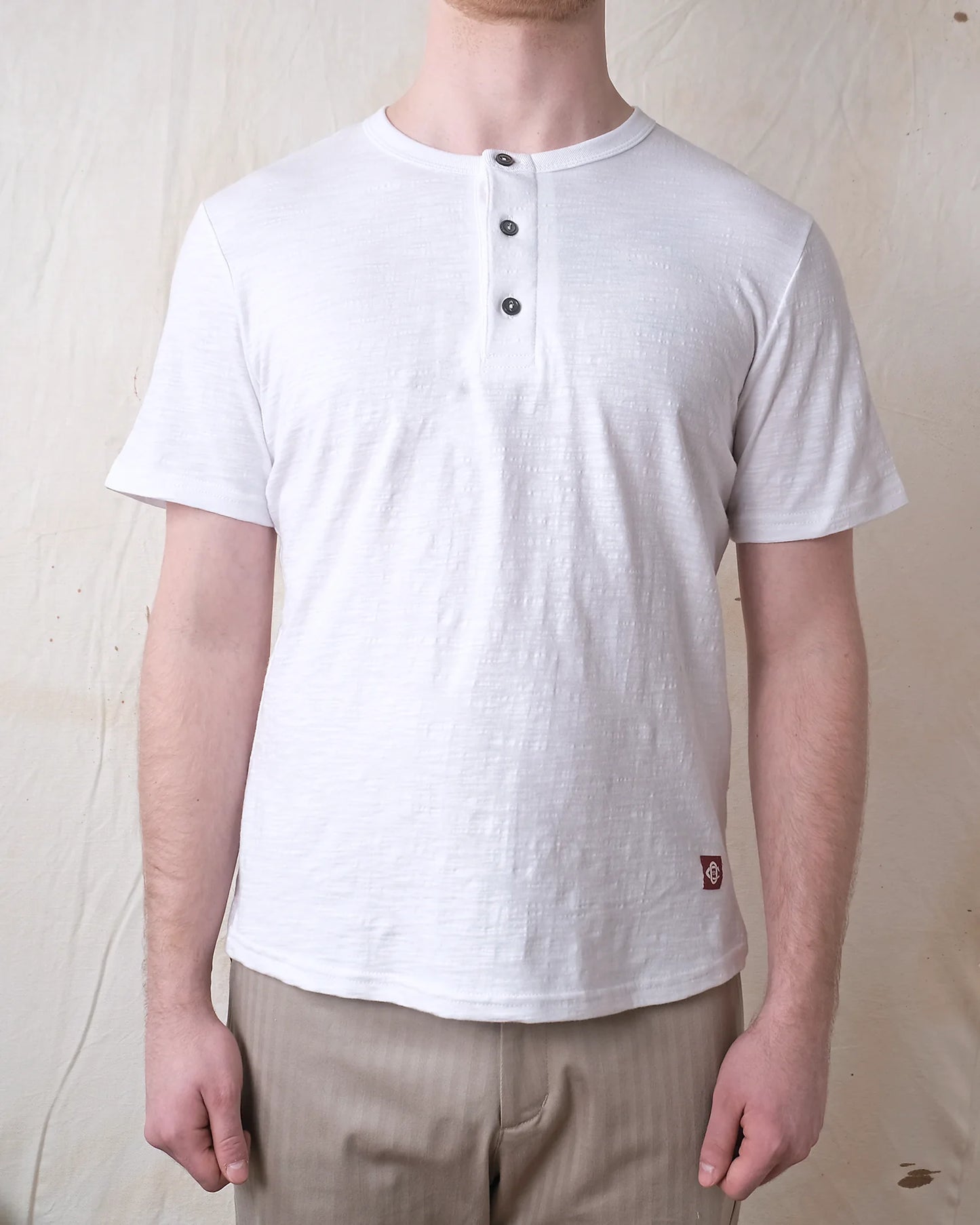 Outclass | T-shirt en cotton slub à col henley - White