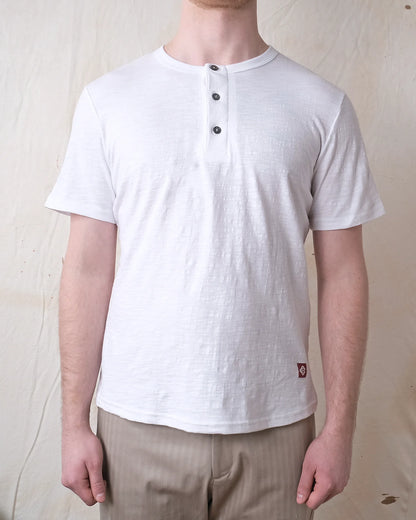 Outclass | T-shirt en cotton slub à col henley - White