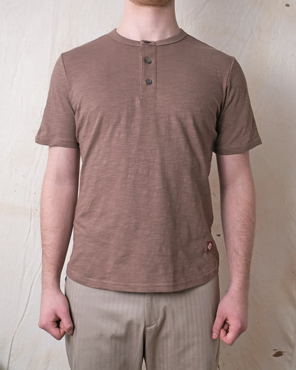 Outclass | T-shirt en cotton slub à col henley - Mocha