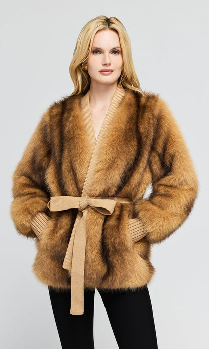 Generation Love | Veste portefeuille ceinturée en fausse fourrure 'Heloise' | Brun Noisette