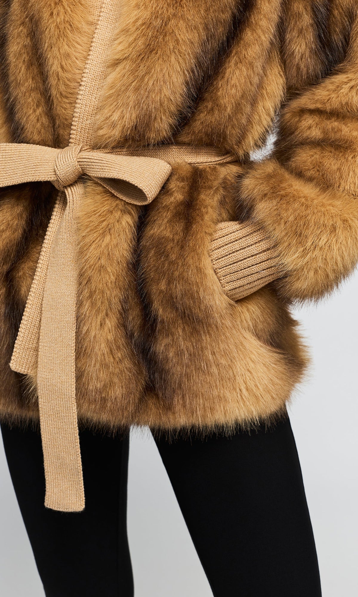 Generation Love | Veste portefeuille ceinturée en fausse fourrure 'Heloise' | Brun Noisette