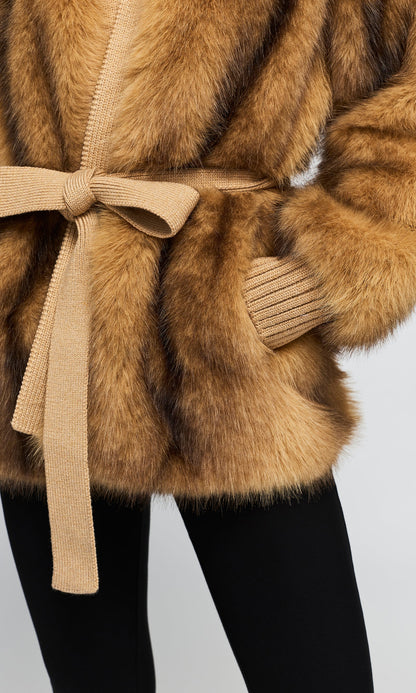 Generation Love | Veste portefeuille ceinturée en fausse fourrure 'Heloise' | Brun Noisette