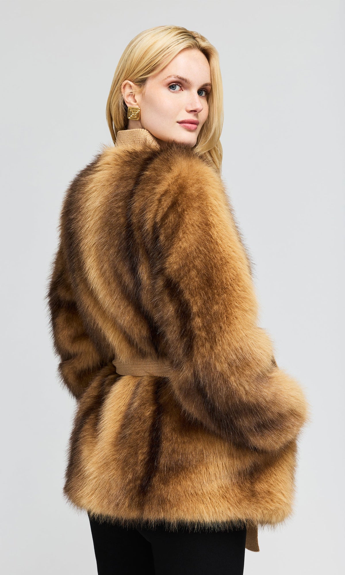 Generation Love | Veste portefeuille ceinturée en fausse fourrure 'Heloise' | Brun Noisette