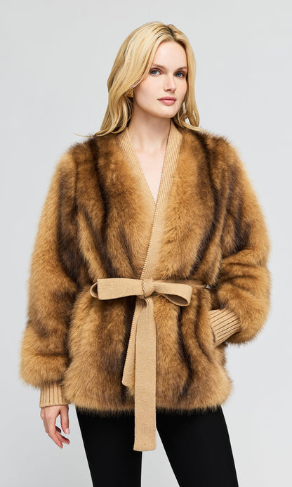 Generation Love | Veste portefeuille ceinturée en fausse fourrure 'Heloise' | Brun Noisette