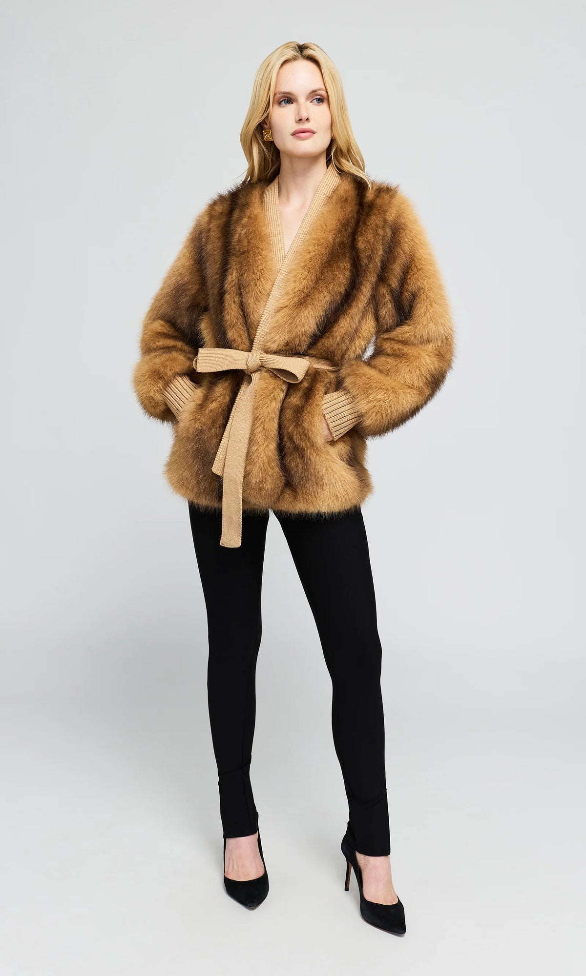 Generation Love | Veste portefeuille ceinturée en fausse fourrure 'Heloise' | Brun Noisette