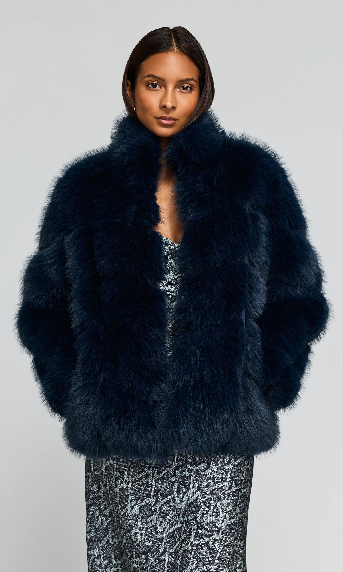 Generation Love | Manteau en fausse fourrure 'Louisa' | Bleu marine