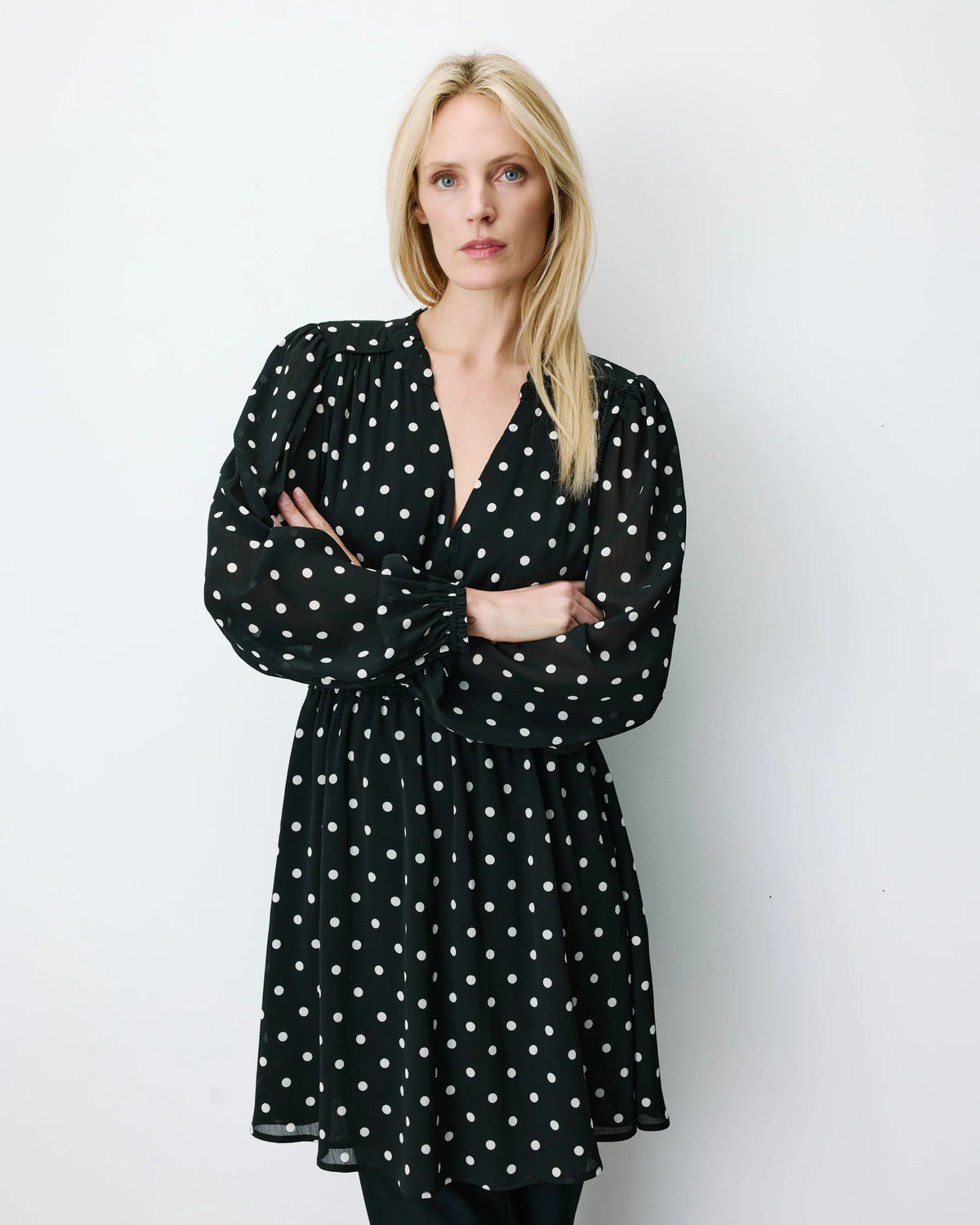 GRACE & MILA | Robe courte fluide à pois 'Ailona' | Noire
