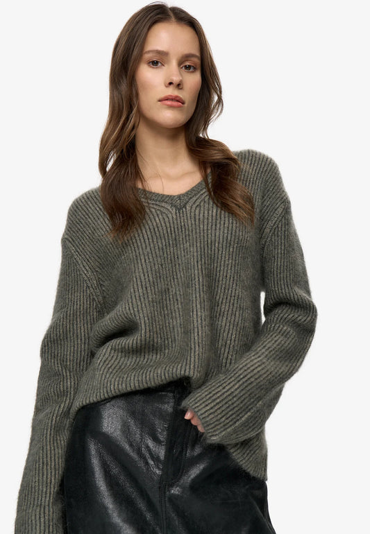 MINIMUM | Pull à col en V 'Gina' | Vert noir
