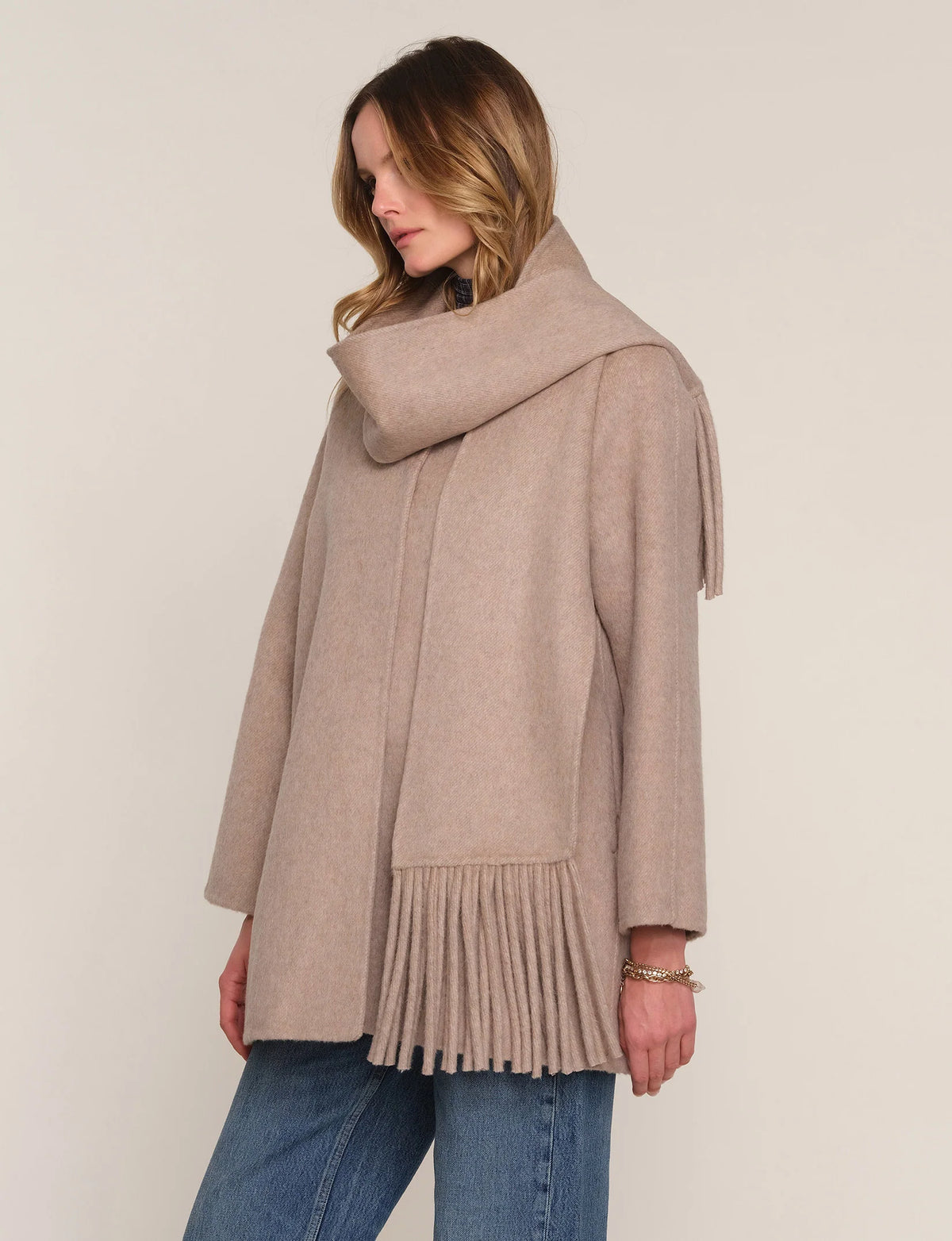 Heartloom | Le manteau Luka avec écharpe à franges  | Beige