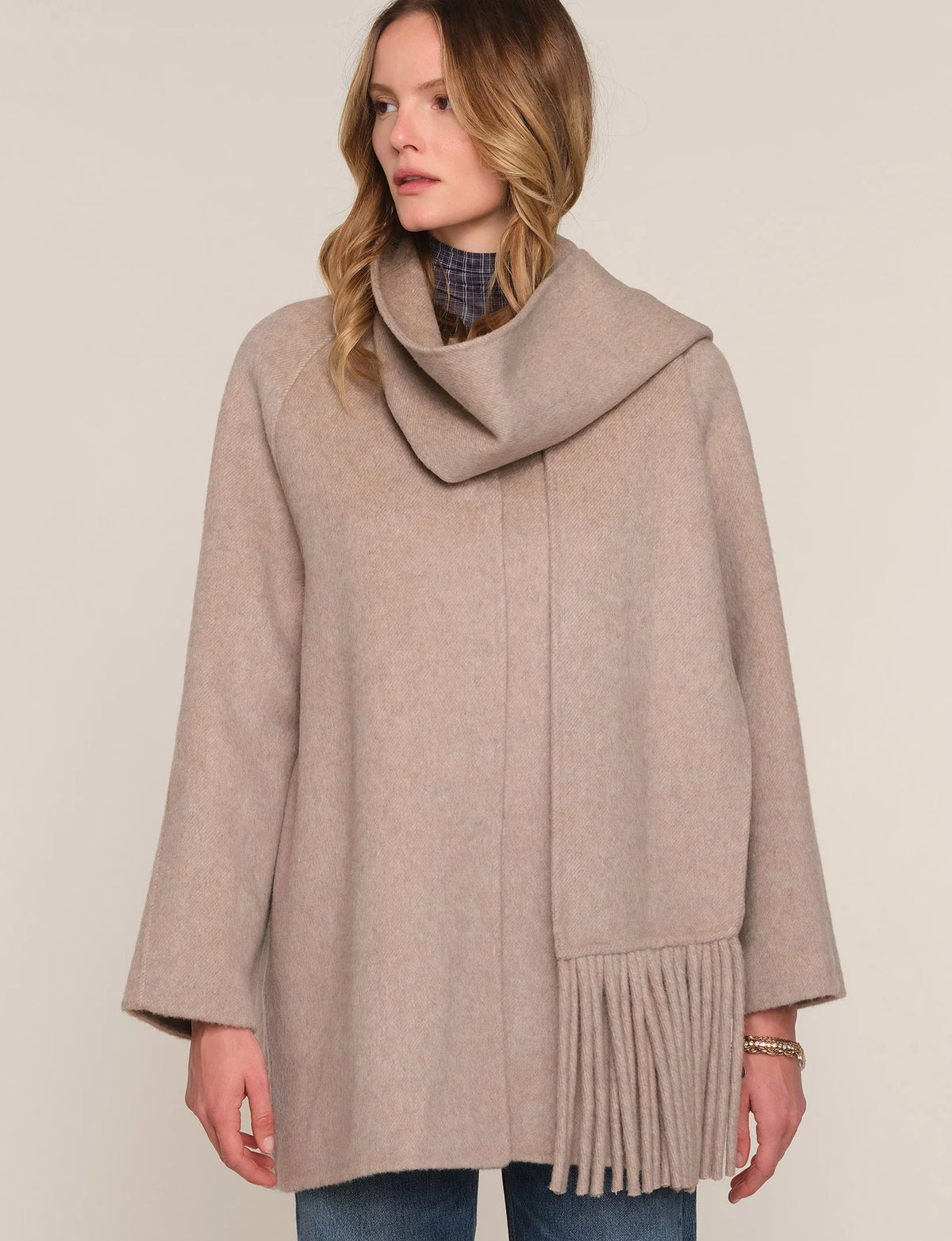 Heartloom | Le manteau Luka avec écharpe à franges  | Beige