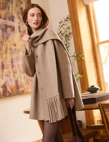 Heartloom | Le manteau Luka avec écharpe à franges  | Beige