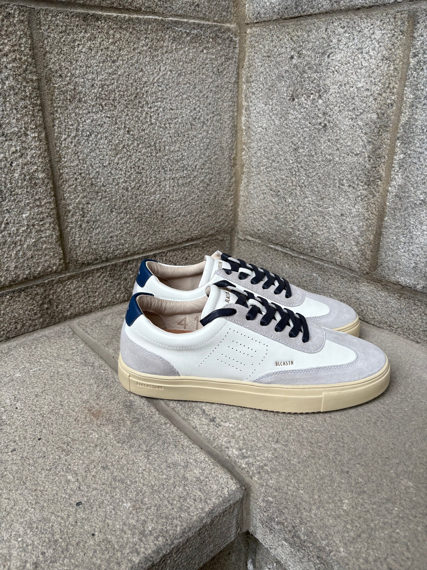 BLACKSTONE | Baskets "Slate Harper Perf" - Blanc/Bleu