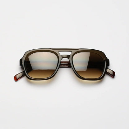 Steve McQueen Eyewear | Les lunettes de soleil ''LIMITS''  |  Monture kaki cristal et branches écaille 051
