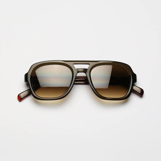 Steve McQueen Eyewear | Les lunettes de soleil ''LIMITS''  |  Monture kaki cristal et branches écaille 051