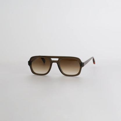 Steve McQueen Eyewear | Les lunettes de soleil ''LIMITS''  |  Monture kaki cristal et branches écaille 051