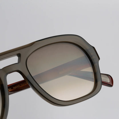Steve McQueen Eyewear | Les lunettes de soleil ''LIMITS''  |  Monture kaki cristal et branches écaille 051