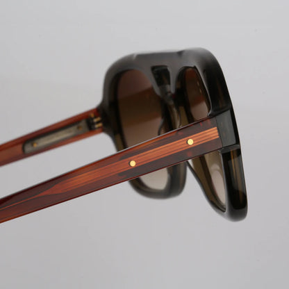Steve McQueen Eyewear | Les lunettes de soleil ''LIMITS''  |  Monture kaki cristal et branches écaille 051